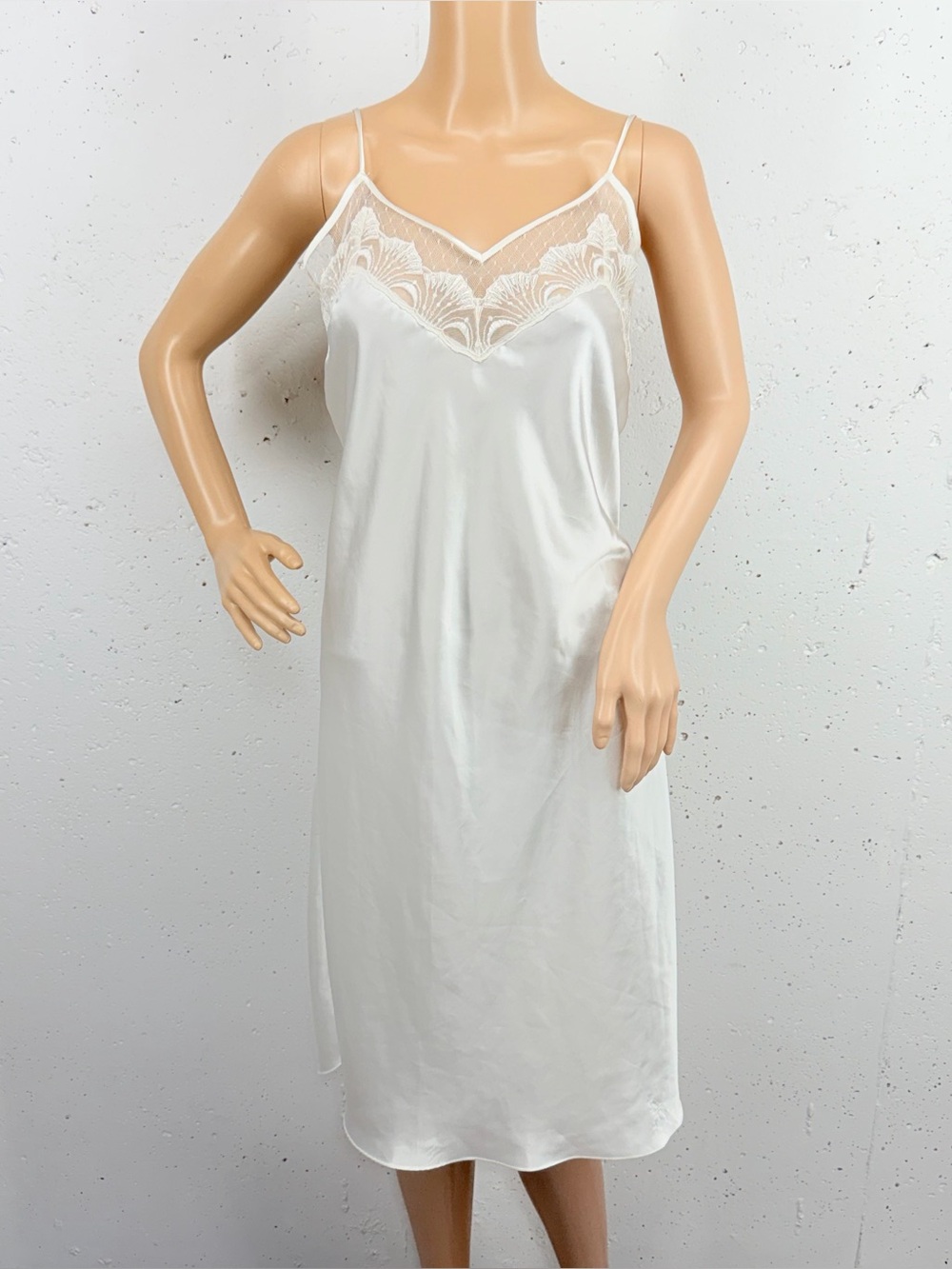 Vintage Victoria’s Secret Women’s Size Medium White Lace Nightgown
